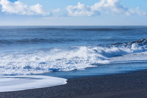 Bela vista de inverno do pitoresco Oceano Atlântico na Islândia. Ondas do Oceano Atlântico atingiram a costa da Islândia. A costa do Oceano Atlântico no inverno. - Foto, Imagem