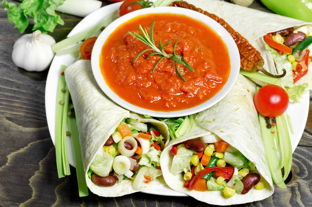 Finom vegetáriánus ételek, mexikói saláta tortillában és gazpacho szósszal  - Fotó, kép