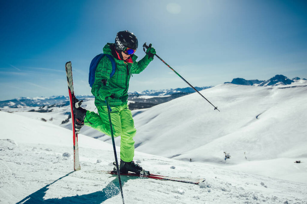 Junge Freestyle-Skirennläuferin beim Abfahren in schöner Landschaft bei sonnigem Winterwetter - Foto, Bild