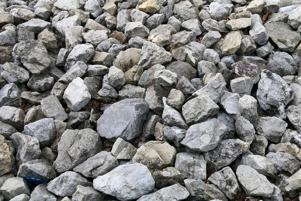 enorme pila grande de piedras de roca cortadas dentadas rocas apiladas naturalmente en la luz del sol del bight - Foto, Imagen