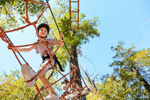 Menina escalando no parque de aventura - Foto, Imagem