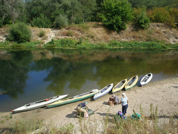 un groupe de touristes faisant du kayak sur la rivière - Photo, image