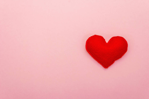 День святого Валентина или свадебная романтическая концепция. красное сердце на розовом фоне, вид сверху, пространство для копирования, плоская кладка - Фото, изображение