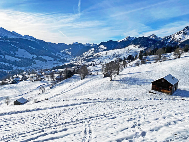 Paysage alpin hivernal parfait dans la vallée de la Thur entre les chaînes de montagnes Churfirsten et Alpstein, Unterwasser - Canton de Saint-Gall, Suisse (Schweiz) - Photo, image