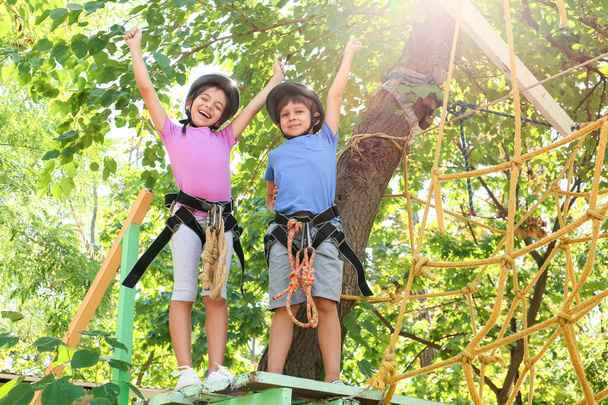 Crianças felizes escalando no parque de aventura - Foto, Imagem