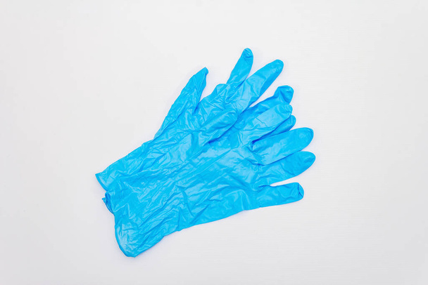 hellblaue OP-Handschuhe isoliert auf weißem Hintergrund. Medizinprodukte für die Körperpflege und die Prävention von Viruserkrankungen. Coronavirus, Covid-19-Pandemie, weltweites Konzept 2019-ncov - Foto, Bild