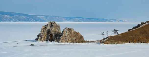 Šamanský rituál na ostrově Olkhon na jezeře Bajkal v Rusku. Panoramatický pohled na posvátnou a šamanskou skálu - Fotografie, Obrázek