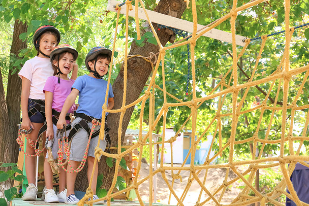 Crianças escalando no parque de aventura - Foto, Imagem