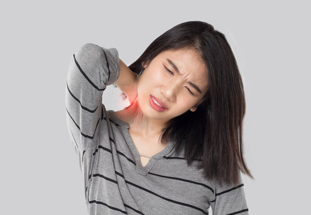 jovem asiático mulher sentir muscular dor de escritório síndrome em cinza fundo - Foto, Imagem