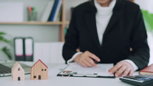Versicherungsmakler oder Verkäufer im Besitz eines Hausschlüssels, der einem neuen Hausbesitzer übergeben wird. Agentur überprüfen Detail auf Dokument vor Vertragsunterzeichnung. Verkauf von Häusern Immobilien und Immobilienkonzept. - Filmmaterial, Video