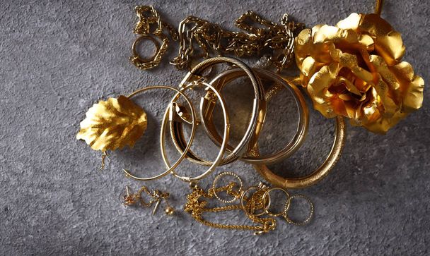 χρυσά βραχιόλια και αλυσίδες και δαχτυλίδια κοσμημάτων - Φωτογραφία, εικόνα