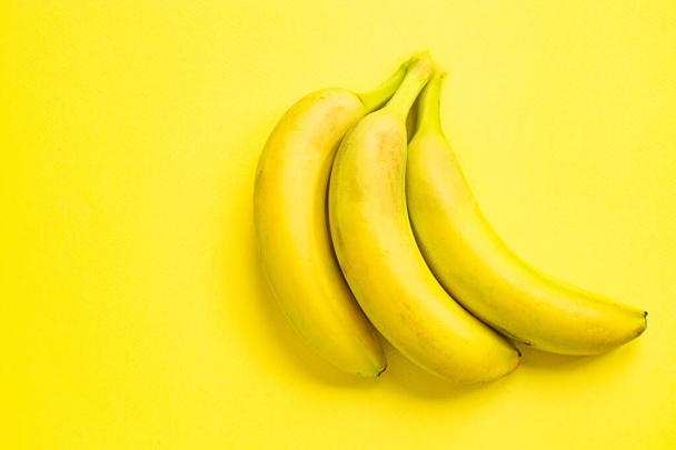 bananas frutas frescas prontas para comer na mesa para refeição saudável lanche ao ar livre vista superior espaço de cópia para texto comida fundo imagem keto ou paleo dieta - Foto, Imagem