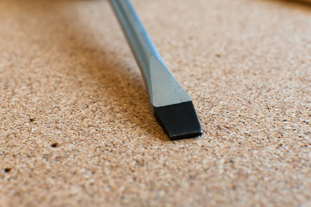 A selective focus closeup of a chisel hand tool - Foto, Bild