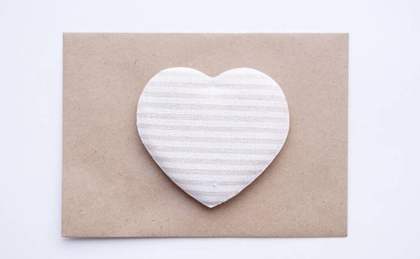 Тканевое сердце на конверте. Экологический день святого Валентина - Фото, изображение
