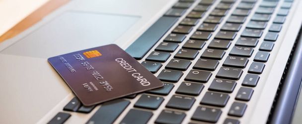 Banner kép a hitelkártya számítógépes billentyűzeten. Technológiai és biztonsági koncepcióval rendelkező online pénzügyi tranzakció. - Fotó, kép