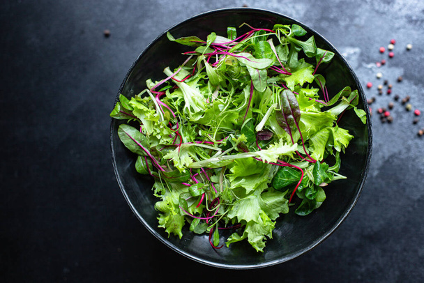 πράσινη σαλάτα μαρούλι μείγμα ζουμερό μικροπράσινο σνακ έτοιμο να φάει στο τραπέζι υγιεινό γεύμα σνακ κορυφή δείτε χώρο αντίγραφο για το κείμενο τροφίμων φόντο ρουστίκ - Φωτογραφία, εικόνα