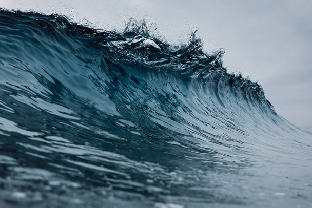 Krachende gläserne Welle. Breaking Ocean Wave, perfekter Wellengang zum Surfen - Foto, Bild