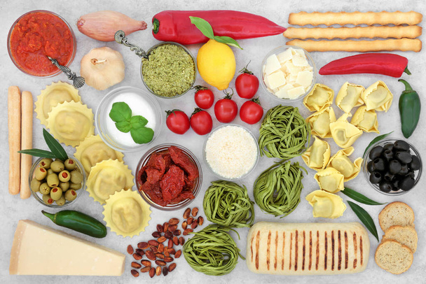 Dla dobrego zdrowia jeść włoską koncepcję żywności z dużą kolekcją typowych śródziemnomorskich zdrowych żywności na cętkowany szary. Żywność o wysokiej zawartości przeciwutleniaczy, antocyjanów, likopenu, błonnika, białka, witamin i omega 3.  - Zdjęcie, obraz