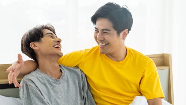 Asiático gay homosexual pareja abrazo y abrazo en la cama. Igualdad de género y concepto correcto, momento lúdico y romántico. - Foto, Imagen