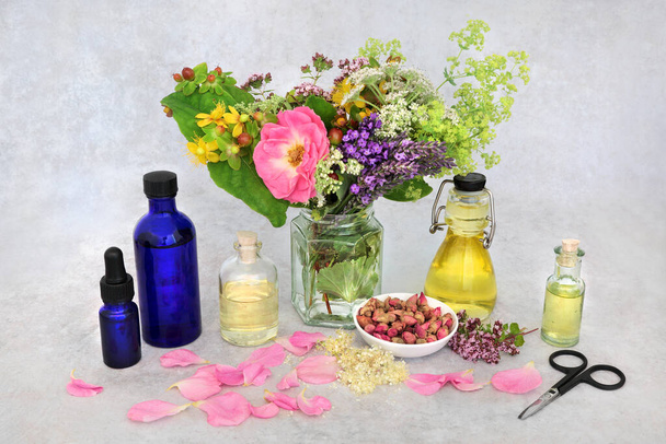 Medicina herbal naturopática com flores de verão e ervas com óleos para fazer óleo essencial aromaterapia. Natureza morta para o conceito de cuidados de saúde naturais.  - Foto, Imagem