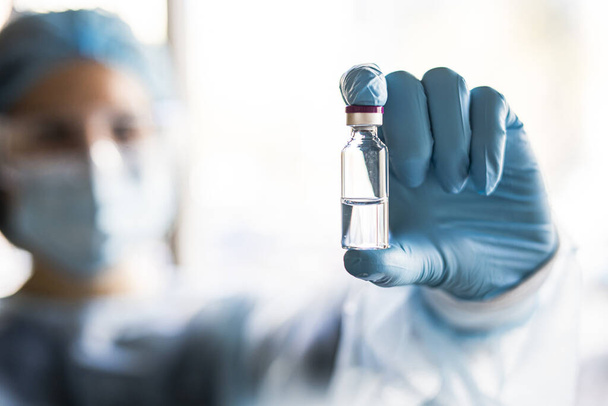 Médico o laboratorio que sostiene el tubo con la vacuna contra el Coronavirus nCoV para el virus 2019-nCoV - Foto, Imagen