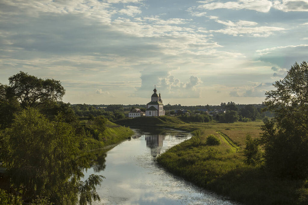 A scenic shot of the Kamenka River in Suzdal, Russia - Fotoğraf, Görsel