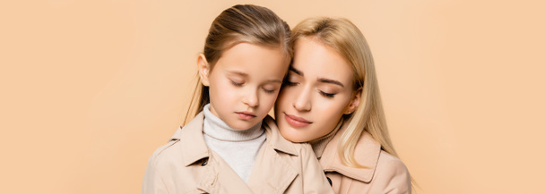 mãe e filha carinhosa com os olhos fechados isolados em bege, banner - Foto, Imagem