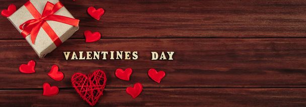 Концепция Дня Святого Валентина. Подарки из бумаги с красными лентами. Формат баннера - Фото, изображение