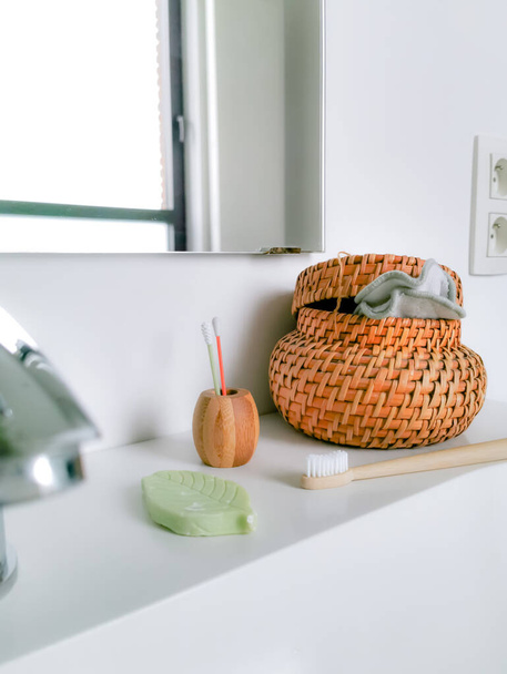 Concept de salle de bain zéro déchet avec des produits sans plastique et réutilisables tels que des coton-tiges en silicone et une brosse à dents en bambou. Mode de vie durable. - Photo, image