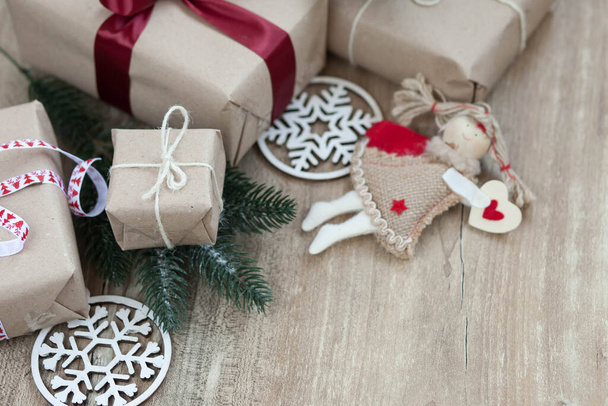 Weihnachtsgeschenkboxen auf hölzernem Hintergrund. Neujahrsgeschenke. - Foto, Bild