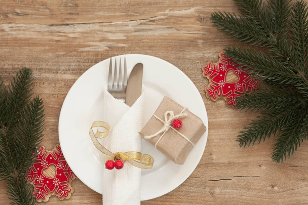 Σερβίρεται χριστουγεννιάτικο τραπέζι γδαρμένο με διακοσμητικά σύμβολα σε ξύλινο φόντο - Φωτογραφία, εικόνα