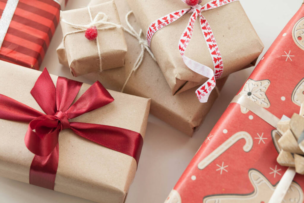 Caixas de presente de Natal e guirlanda brilhante em fundo de madeira. Presentes de Ano Novo. - Foto, Imagem