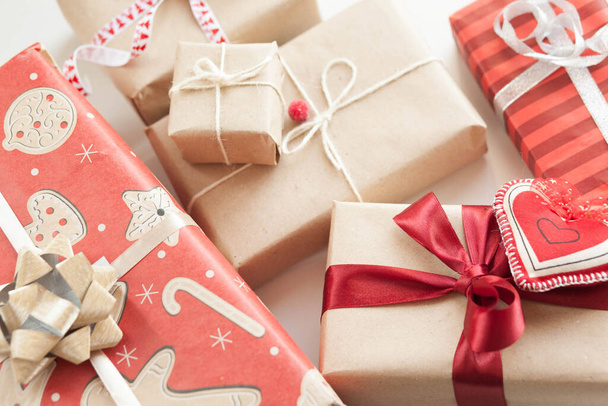Coffrets cadeaux de Noël et guirlande lumineuse sur fond en bois. Nouvel An présente. - Photo, image