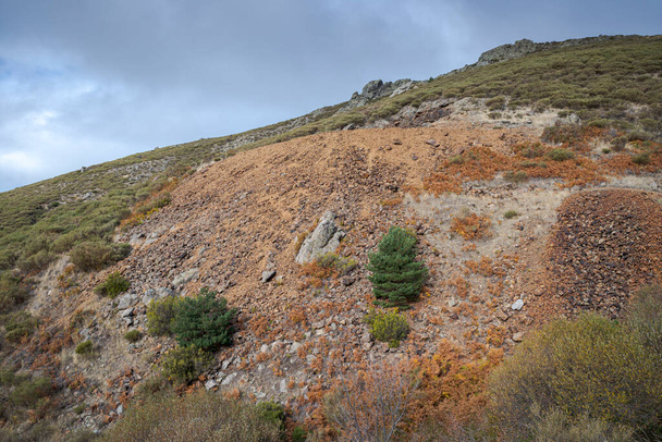 Montón de escoria en la antigua mina de plata de Bustarviejo, provincia de Madrid, España. La mina estuvo activa del siglo XVII al XX - Foto, Imagen