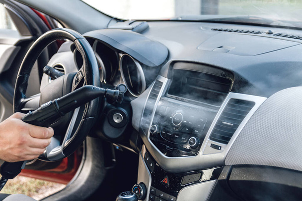 limpieza de vapor y desinfección del interior del coche y aire acondicionado con un limpiador de vapor - Foto, imagen
