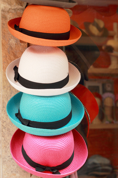 Sombreros en venta en el mercado
 - Foto, imagen