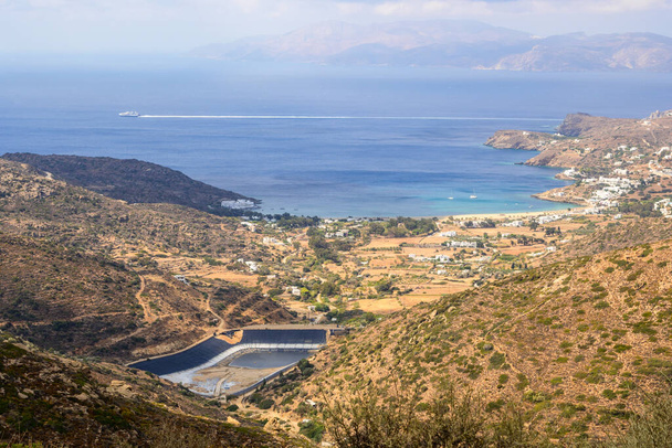 Δυτική ακτή της Ίου και του κόλπου του Μυλοπότα με τη δημοφιλή παραλία. Κυκλάδες, Ελλάδα - Φωτογραφία, εικόνα