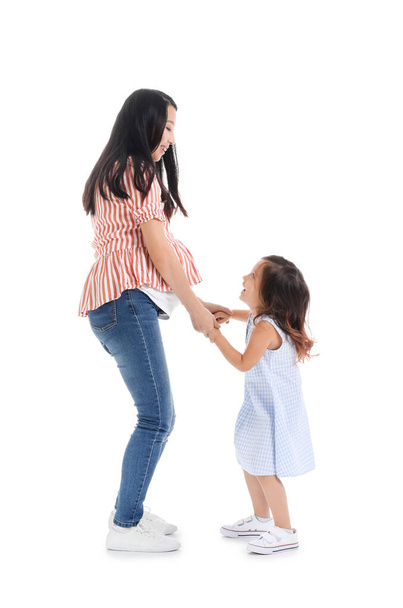 Беременная азиатка с дочерью на белом фоне - Фото, изображение