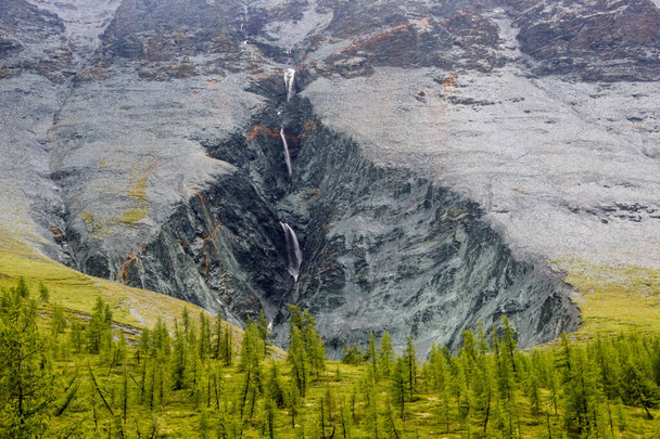 Vodopád v horách Altain rokle - Fotografie, Obrázek