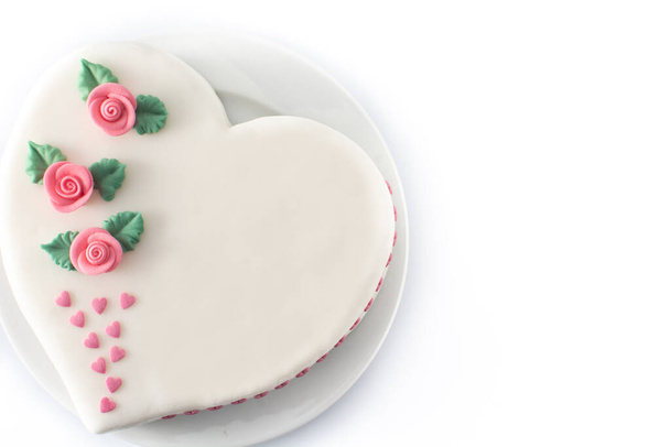 Καρδιά κέικ για την ημέρα του Αγίου Βαλεντίνου, Ημέρα της μητέρας, ή γενέθλια, διακοσμημένα με τριαντάφυλλα και ροζ καρδιές ζάχαρη - Φωτογραφία, εικόνα