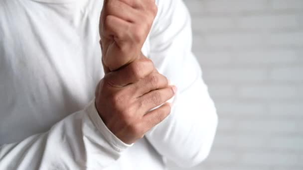 férfi szenved fájdalom a kézben közelről  - Felvétel, videó