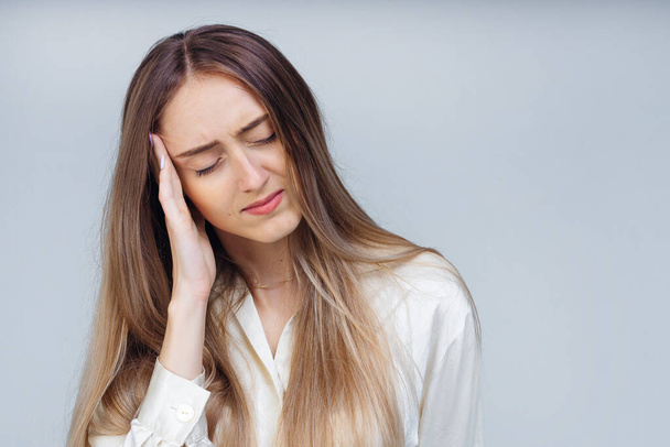 Triste jeune femme fatiguée touchant son front avec des maux de tête, migraine ou dépression, fille frustrée inquiète du problème, se sentant stressée. - Photo, image