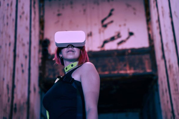 Femme va dans la réalité virtuelle en utilisant casque de réalité virtuelle. - Photo, image