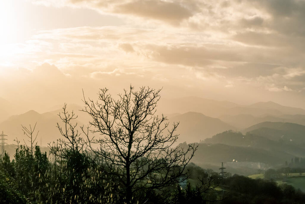 Гірський пейзаж в похмурий день
 - Фото, зображення