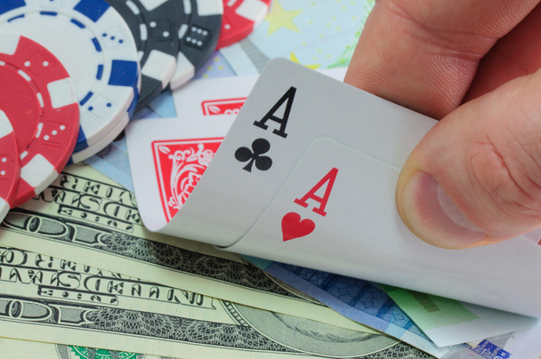 Poker, escalera real, papel moneda y fichas de juego
 - Foto, Imagen