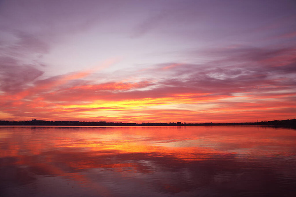 Pintoresca vista de la hermosa puesta de sol sobre el río. Naturaleza poder curativo - Foto, imagen