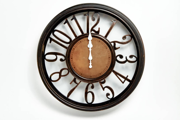 Настінний годинник круглої форми крупним планом
. - Фото, зображення