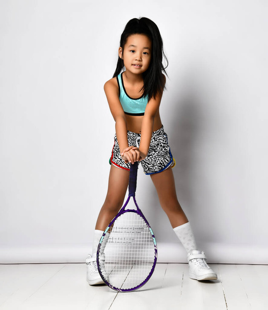 Badminton asian girl posing with racket full length portrait - Foto, Imagem