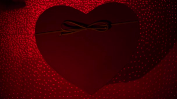 Otwórz i zamknij pudełko prezent niespodzianka dla St. Walentynki wakacje.  - Materiał filmowy, wideo