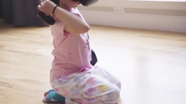 klein meisje spelen virtual reality spel in de woonkamer, - Video